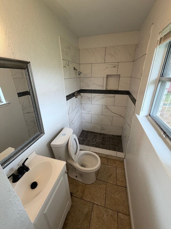 Building Photo - Experience the ultimate comfort of living in a 3-bedroom single-family home today!