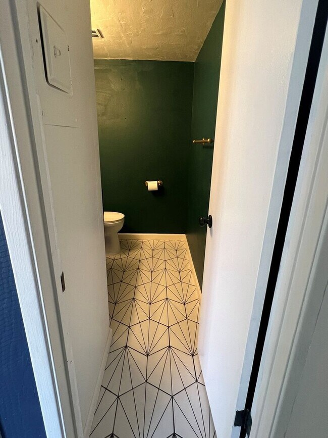 Building Photo - All Utilities Included! Charming 2-Bedroom...