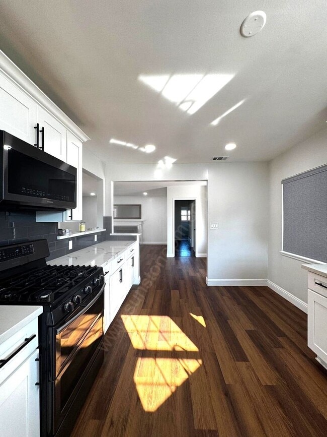 Building Photo - Stunning 3 Bedroom, 2 Bathroom Home on a L...