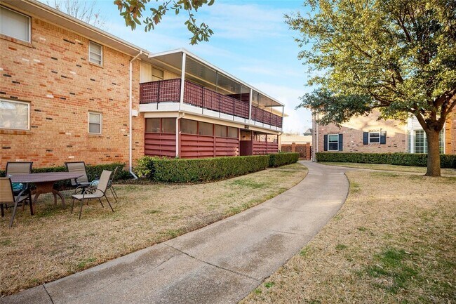 Building Photo - 6037 Sandhurst Ln