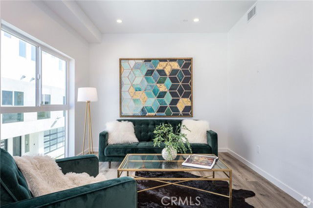 Building Photo - 5655 Hazeltine Ave