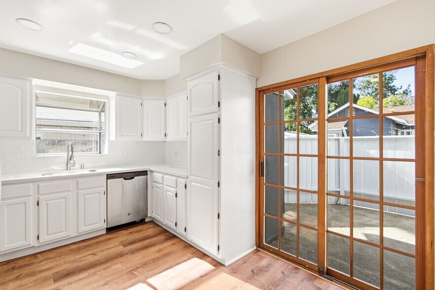 Building Photo - 12334 Moorpark St