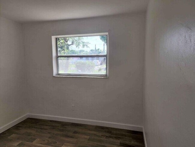 Building Photo - 117 SW 7th Ave