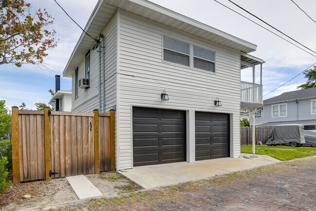 Building Photo - 202 10th Ave NE