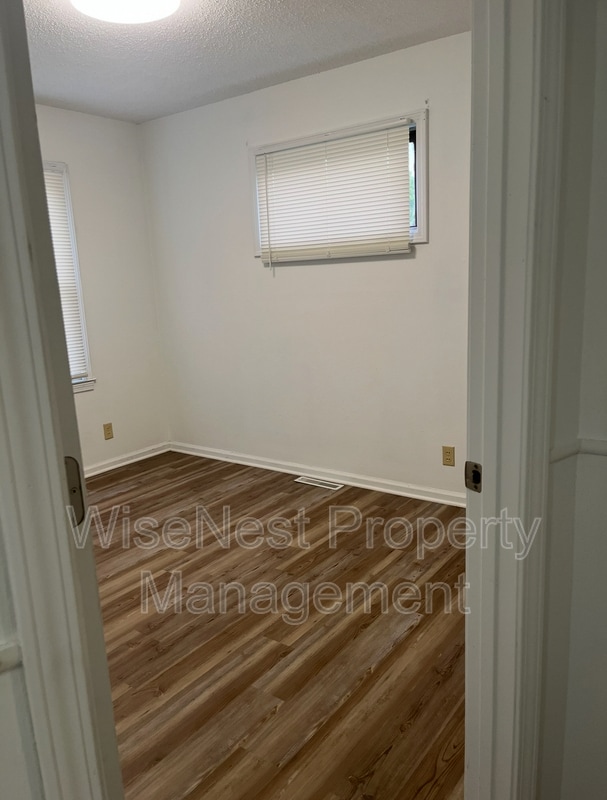 Building Photo - 805 W 39 St N