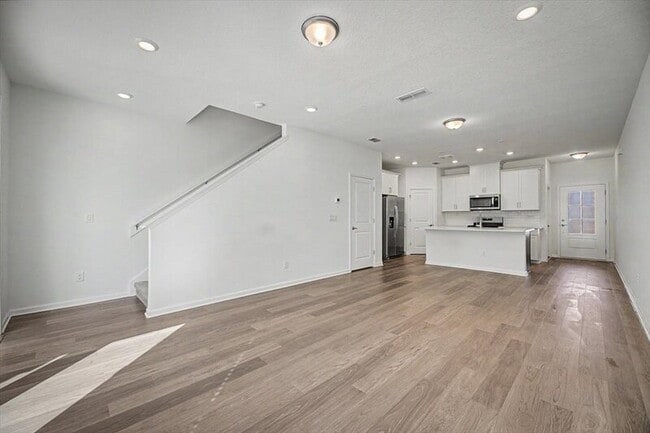 Building Photo - 61 Mellowood Ln