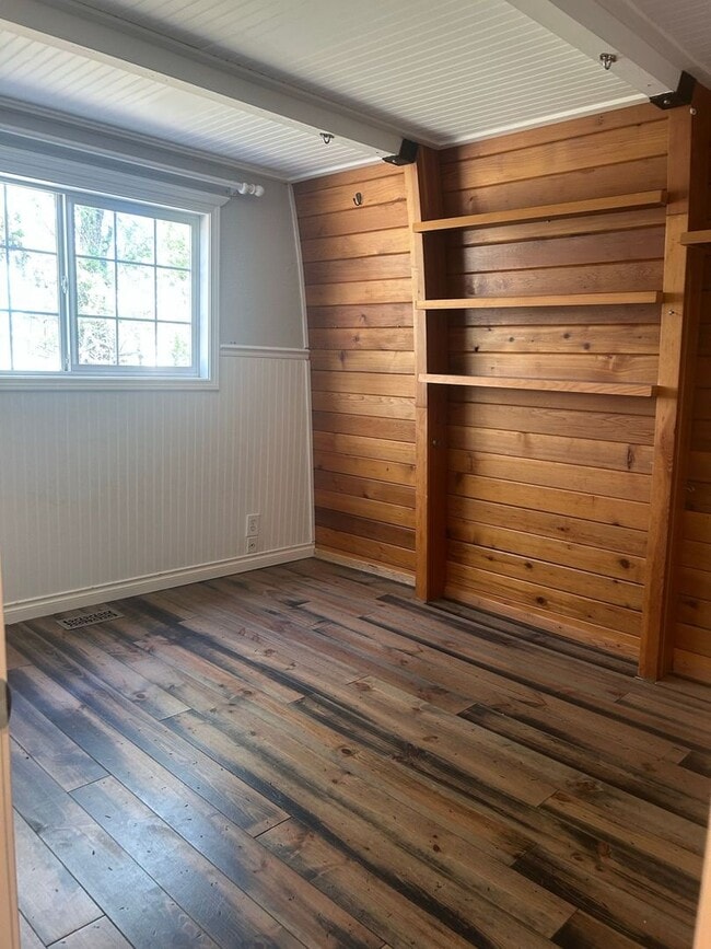 Building Photo - Beautiful Barn Style Home