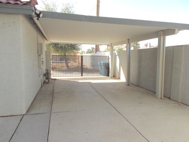 Building Photo - Spacious 4-Bed Home in Quiet Las Vegas Cul-de-Sac with Private Backyard