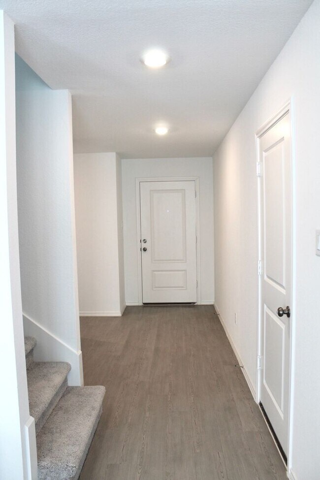 Building Photo - 5 bedroom, 3 bath, and over 2000 sqft!!!!
