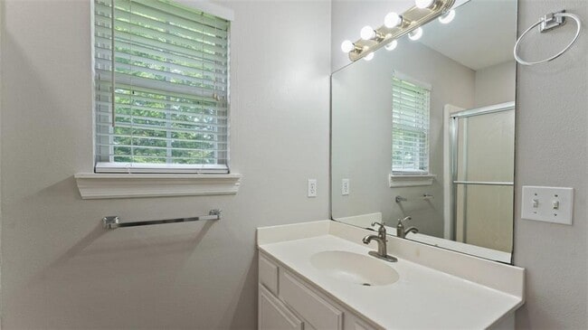 Building Photo - 905 SW Arrowhead Dr