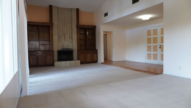 Building Photo - Single-Family Home in a Prime Location.