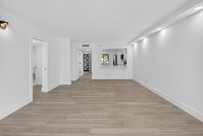 Building Photo - 14475 Strathmore Ln
