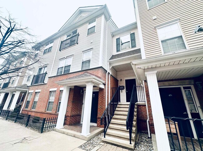 Building Photo - 5 Soho Dr