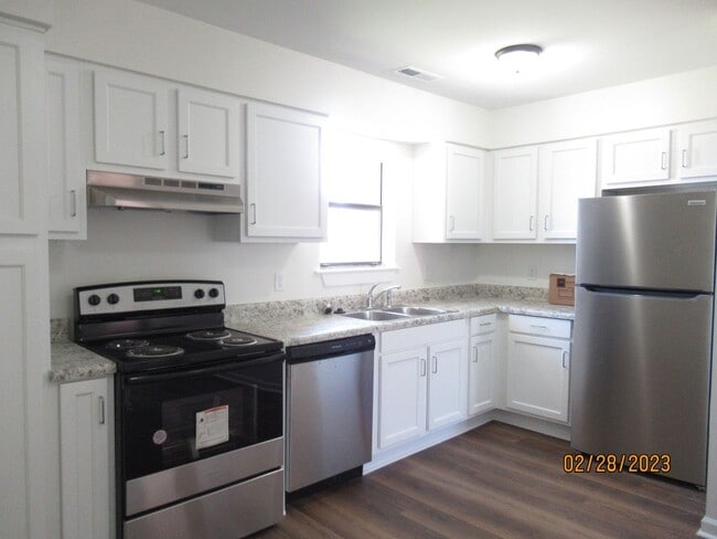 Building Photo - Newly Renovated- 2 bedroom, 2 bathroom apartment-Willow Run Apartments