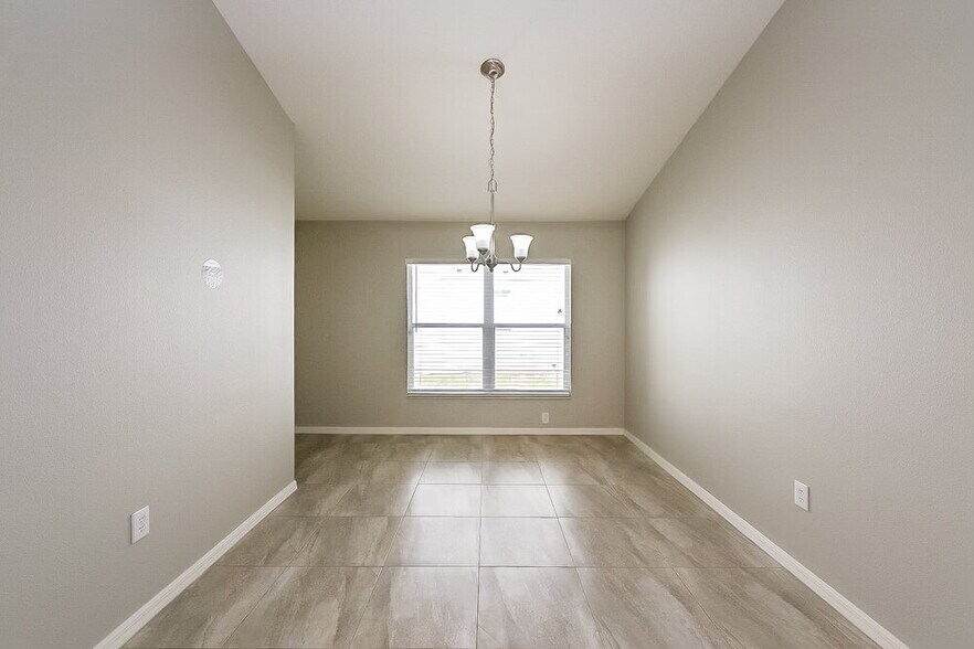 Building Photo - 12903 Lake Vista Dr