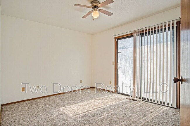 Building Photo - 8910 Oak Valley Dr