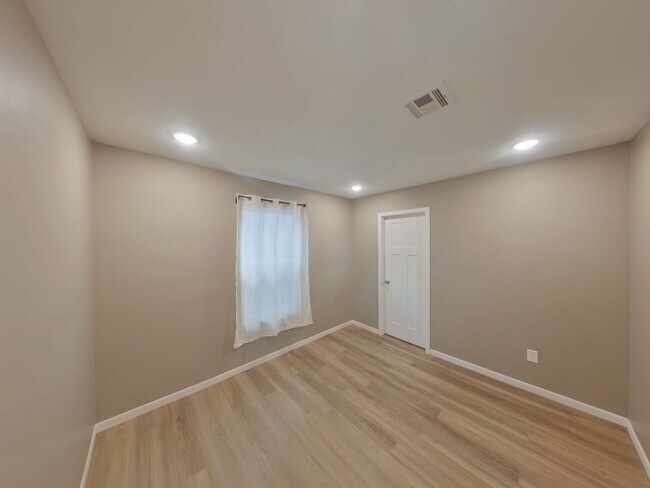 Building Photo - 520 Mathewson St