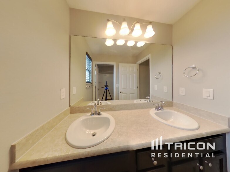 Building Photo - 5095 Brilliance Cir