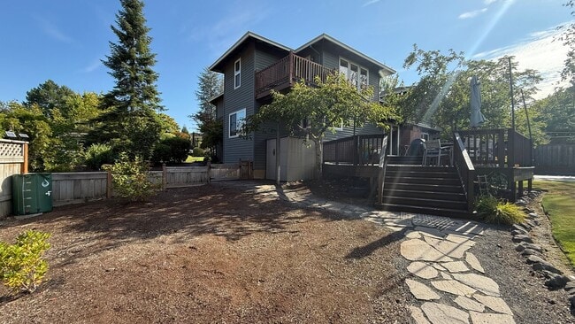 Building Photo - Pristine Single-Family Home in the Heart o...