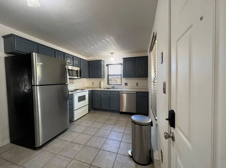 Kitchen - 2002 E Huntsville Rd
