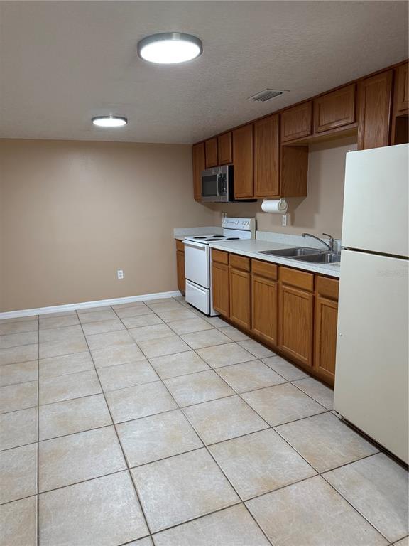 Building Photo - 1247 Lakeview Dr