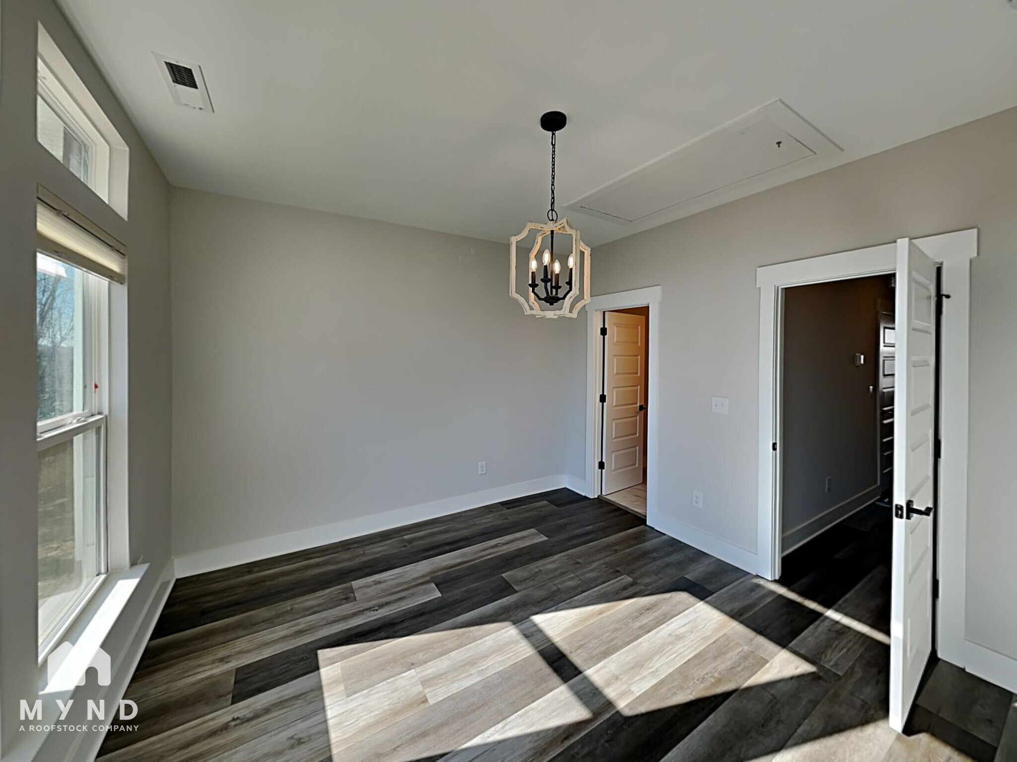 Building Photo - 586 W End Dr