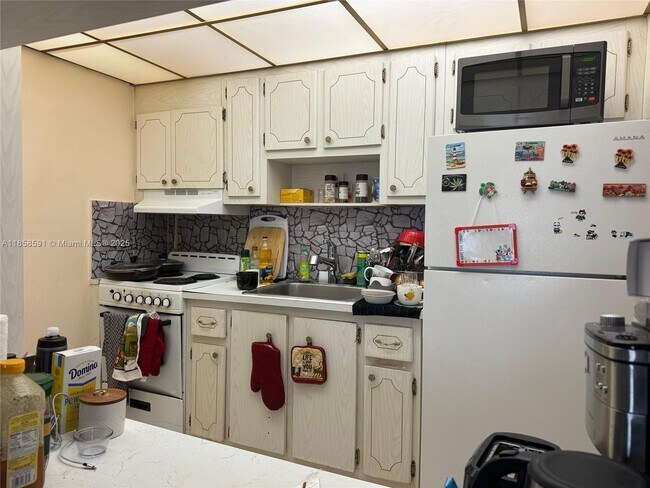 Building Photo - 2200 E Hallandale Beach Blvd