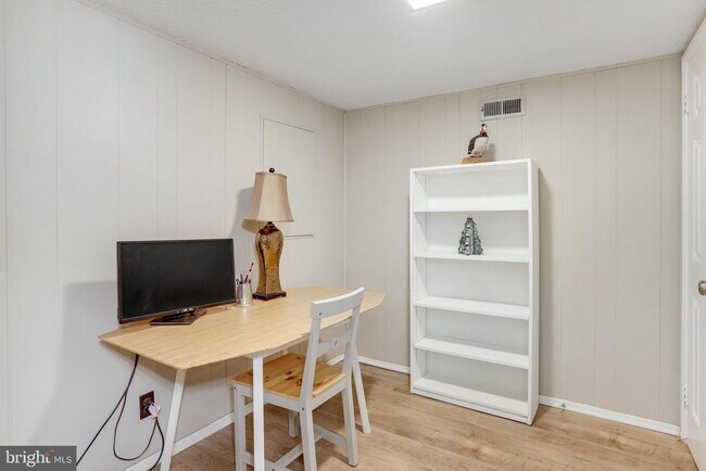 Building Photo - 2803 S Columbus St