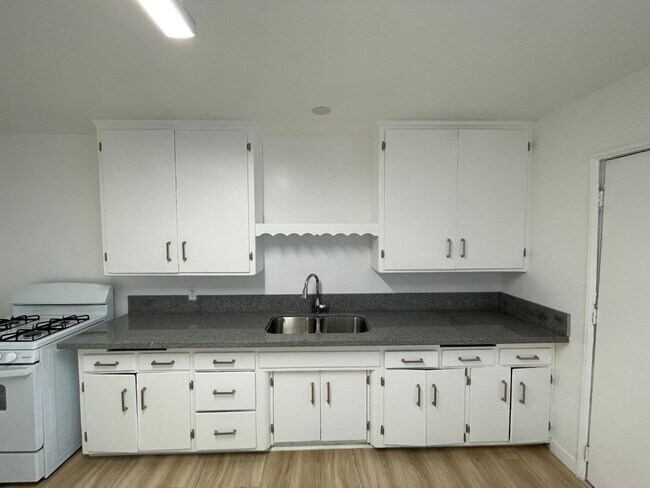 Building Photo - 15550 Vanowen St