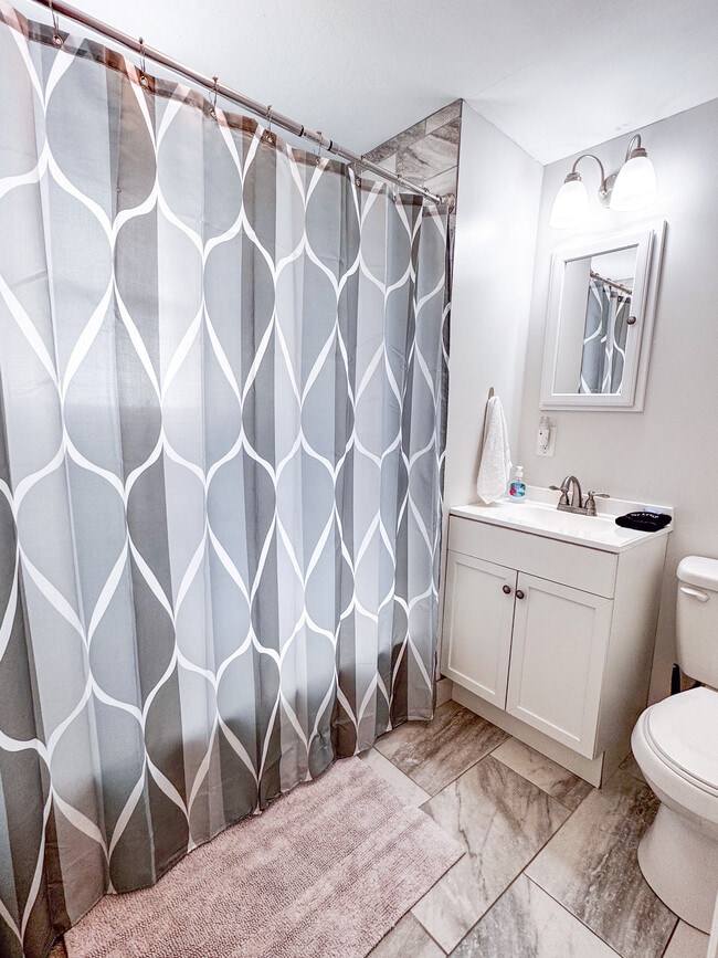 Building Photo - 813 N Spair St