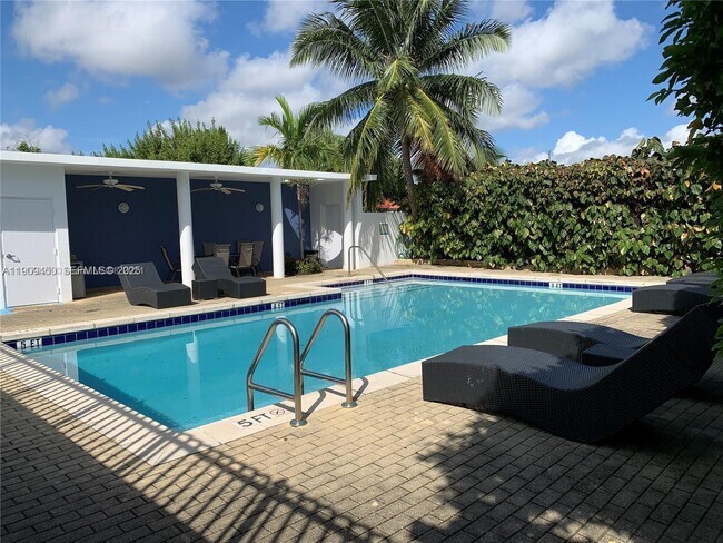 Building Photo - 1401 SW 22nd St