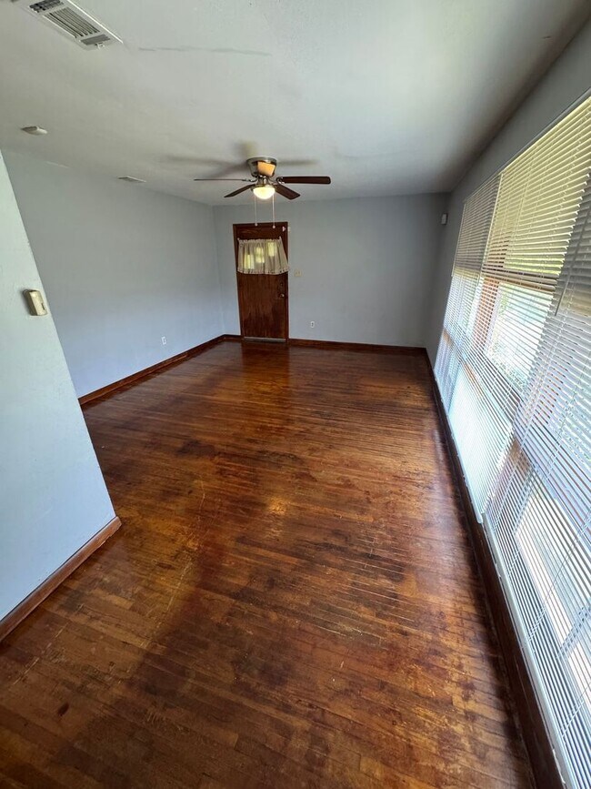 Building Photo - 3 Bedrooms and 1 Bathroom - MOVE-IN SPECIAL: $200 off first months rent