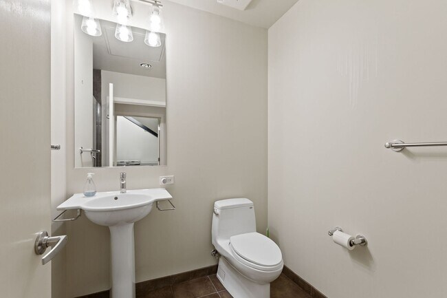 Building Photo - Pearl District Townhome