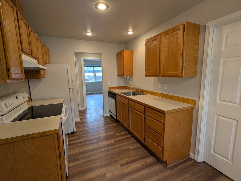 Building Photo - 388 Eastmont Ave