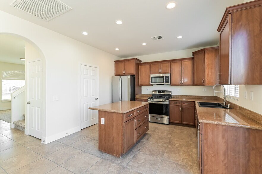 Building Photo - 992 White Glacier Ave