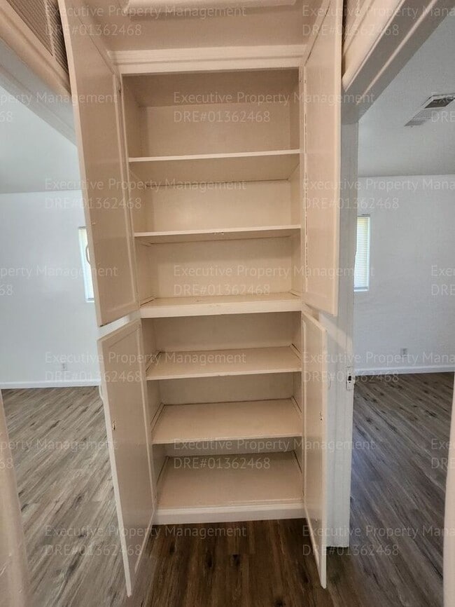 Building Photo - 4 bedroom/ 1 bathroom near schools, park, ...