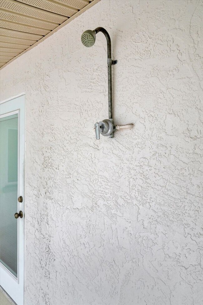Building Photo - Beautiful 3-Bed / 2 Bath Pool Home in Sara...