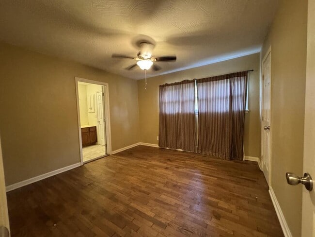 Building Photo - 2328 E Manchester St