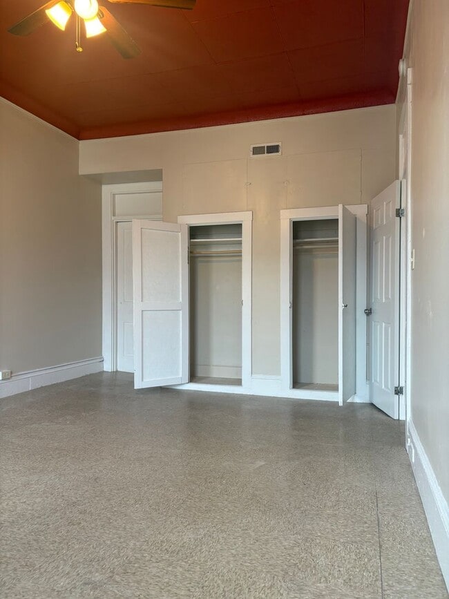 Building Photo - 344 S Queen St