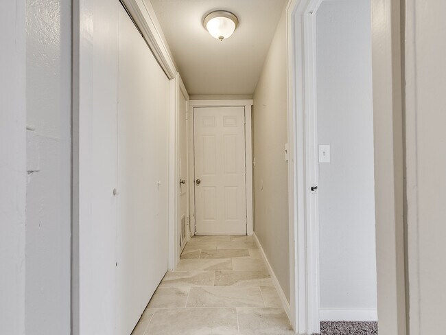 Building Photo - Updated DUPLEX- Minutes away from The Plaz...