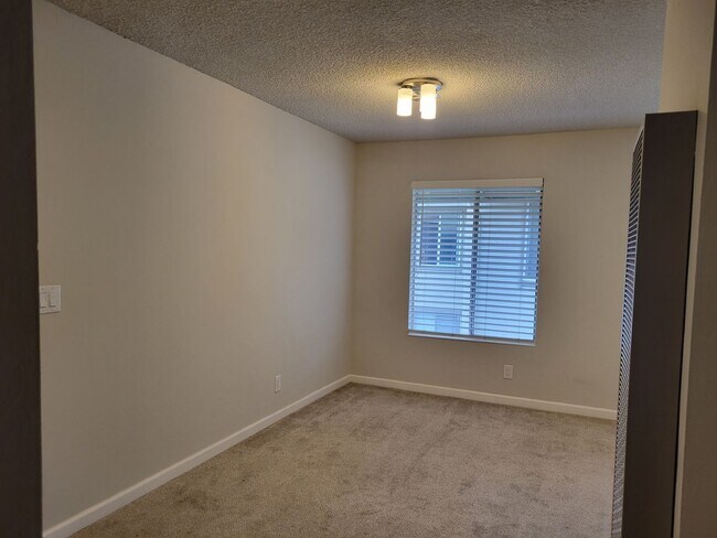 Building Photo - Spacious and Updated 1 Bedroom Convenientl...