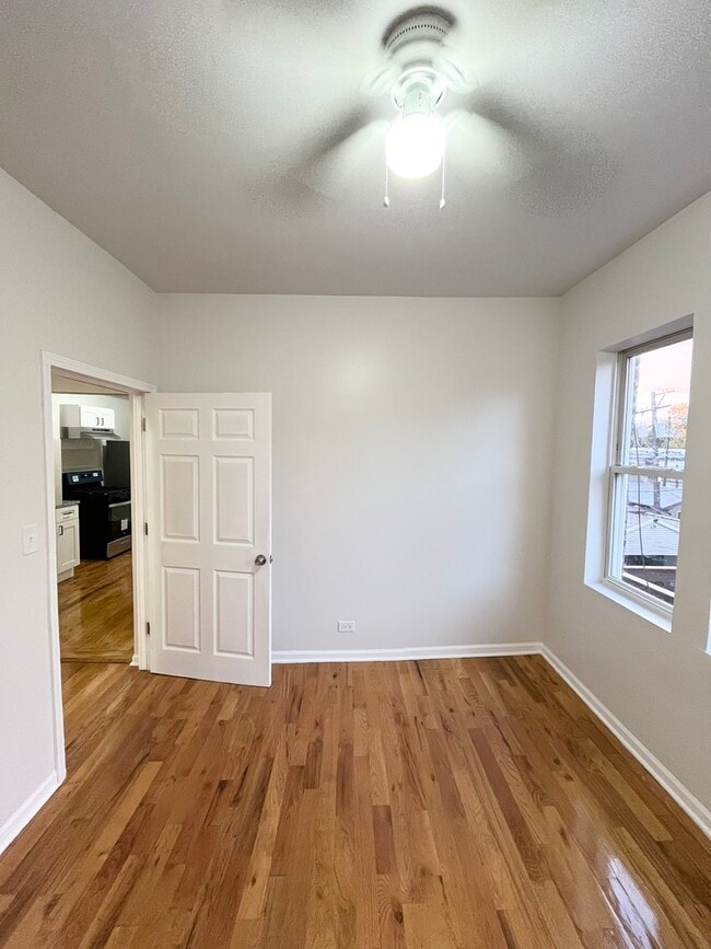 Building Photo - 1530 N Avers Ave