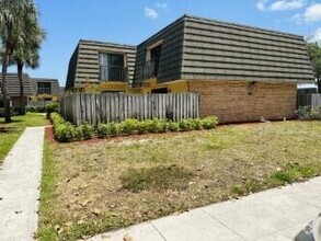 Building Photo - 736 7th Way