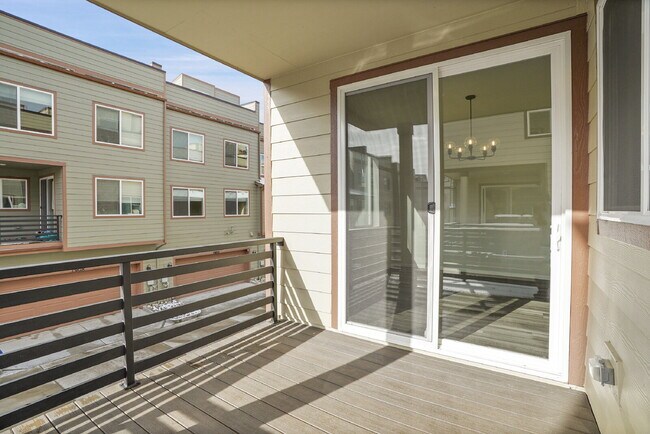 Building Photo - $3,230.95 with $300 off the first month's Rent - 4 Bedrooms, 3.5 Bathrooms, Townhouse in Broomfie...