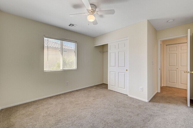 Building Photo - *MOUNTAINS EDGE 3 BED 2.5 BATH * COMMUNITY POOL, FITNESS CENTER, AND SPA *