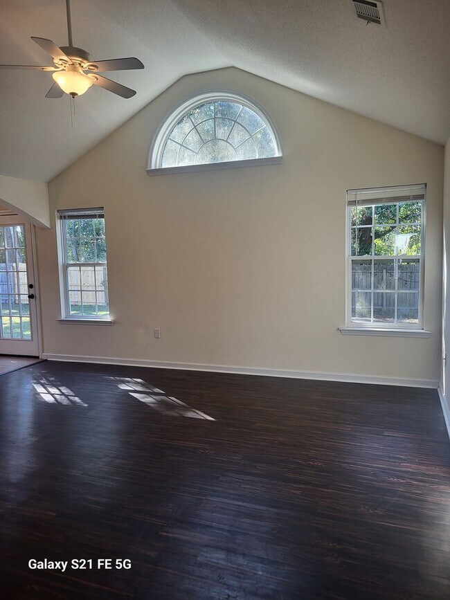 Building Photo - Beautiful 3/2 Near Moody Air Force Base; O...