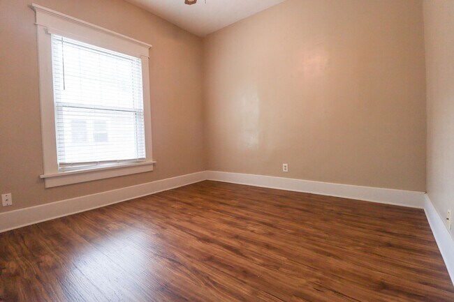 Building Photo - 3 Bed 1 Bath in beautiful location!