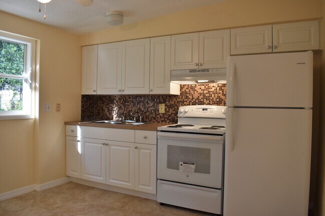 Building Photo - Reduced price! Great Neighborhood!