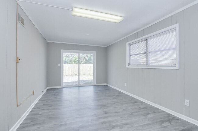 Building Photo - 4 Bedroom 1.5 Bathroom Home in Augusta