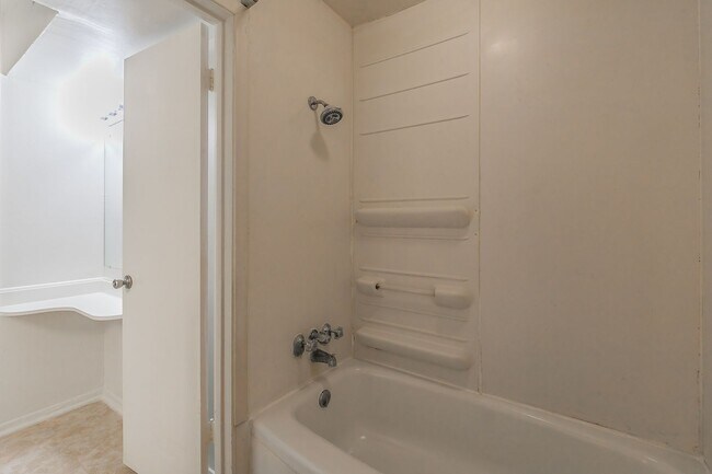 Building Photo - Charming Downstairs Apartment in the Heart of the Cultural District!